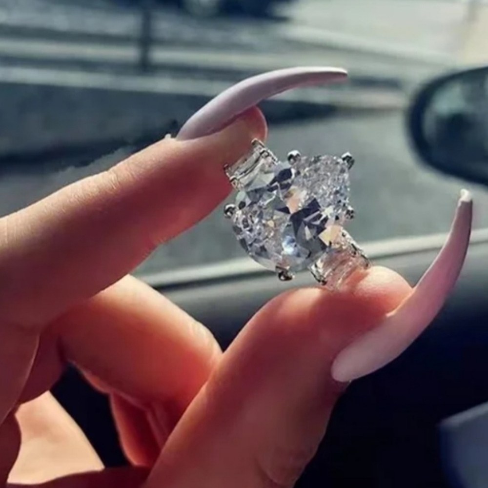 Woman's Ring - Picture 2 of 4